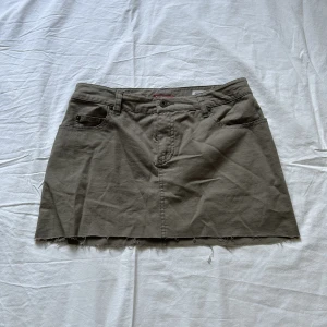 Vintage kjol - Vintage kjol. Den är mer en storlek 32 än 36. Midja tvärs över 35 cm. Längd framsida 30 cm