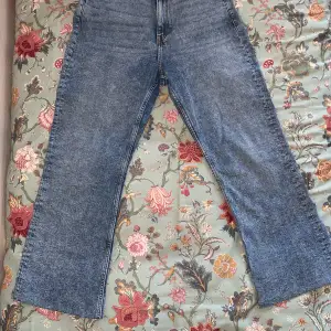 Knappt använda jeans, highwaist, utan några defekter men var tvungen att fixa längden på de, skriv om  du vill ha fler bilder! 