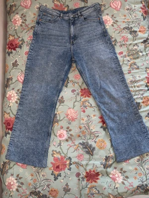 Monki - Knappt använda jeans, highwaist, utan några defekter men var tvungen att fixa längden på de, skriv om  du vill ha fler bilder! 