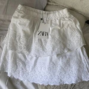 zara kjol - säljer min helt oanvända kjol ifrån zara med lapp kvar!!