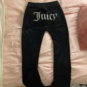 Juicy couture byxor med juicy där bak svarta. 