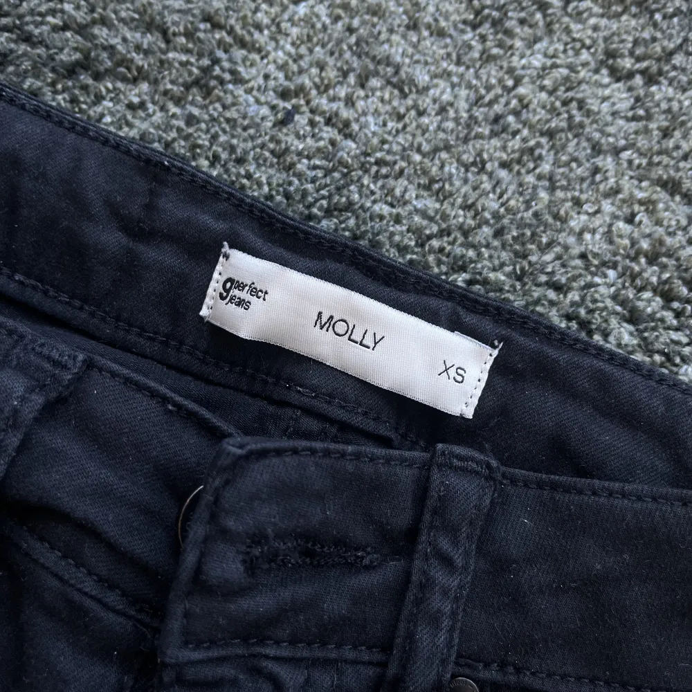 Svarta jeansshorts från Gina tricot i modell Molly. Inga tecken på slitage och är sparsamt använda då de inte längre passar efter graviditet. 🌸. Shorts.