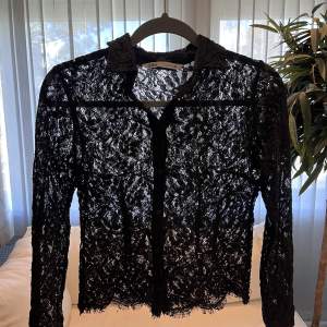 Super snygg svart skjorta från Zara i storlek XS. Säljer då den tyvärr har blivit för liten. Använd 2 gånger. Köparen står för frakten!❤️