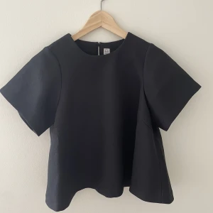 Toteme Svart topp  - Oanvänd svart topp från Toteme i storlek M.