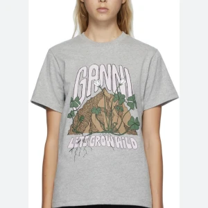 Ganni t - shirt - Jätte cool  och unik ganni t - shirt.  Det finns nästan inga syn på användning. Storlek M. Har inget bestämt pris än så kom med bud och förslag. Skriv privat för fler bilder och för frågor ❤️