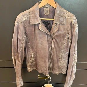 Oanvänd ljusbrun skinnjacka - L - Oanvänd skinnjacka i mjukt öka läder, men fina sömdetaljer. Stl L. Märke: Gipsy. 