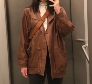 Brun läderjacka vintage JOFAMA - Trendig jacka i äkta läder från Jofama köpt second hand.   Stl 40 Jag är en storlek 38/M och hur den sitter ser man på första bilden