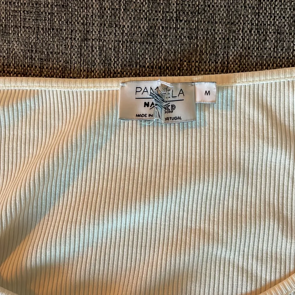 En krämvitfärgad tröja med knappar från NA-KD från märket PAMELA i storlek M.  Jättefin skön tröja, stretchig, bra längd, inte för tjock, inte för tunn. Funkar till ett par jeans, även till kjol. 🌸. Blusar.