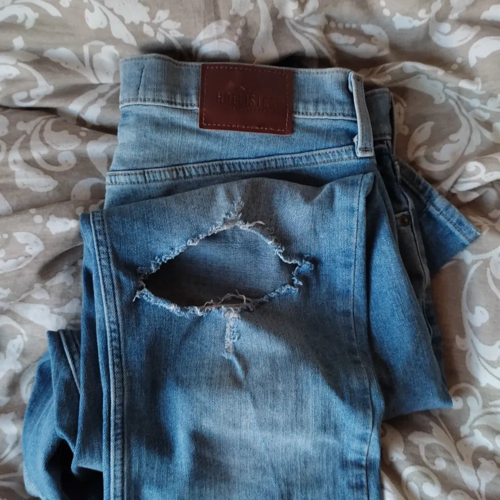 Ett par jättesnygga Hollister jeans i storleken 32/32, M. De är bootcut och ger dig rockarkänslan. Hål vid knäna (enligt design). Bara att skriva om ni har funderingar! Pris går att diskutera . Jeans & Byxor.