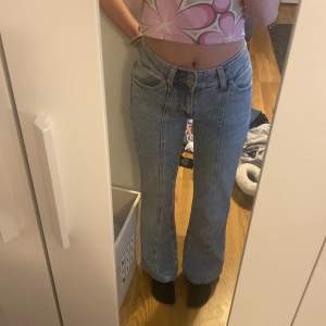 Jättesnygga jeans med ränder därfram. 70 cm innebenslängd, 64 midja (hög/medel). 