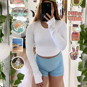 Tränings topp - En vit långärmad tränings topp. Köptes men användes bara 1 gång, då jag bara gillar att ha oversized på mig. I nyskick och inga skador. Är stretchig, skulle säga att den passar från XXS-S