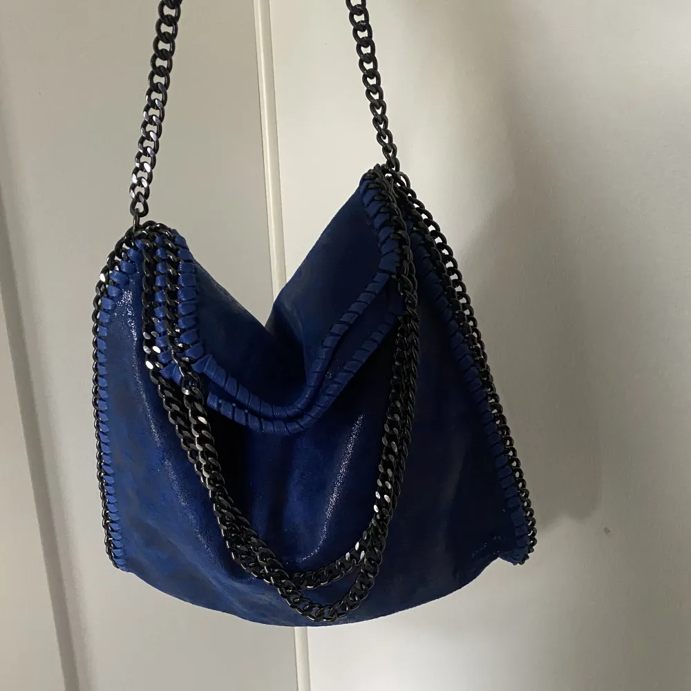As snygg stella mcartney liknande väska i blå snygg färg😍 Helt i nyakick o säljer då jag tyckte att svart färg skulle passa bättre.. Väskor.