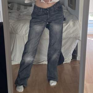 Lågmidjade levis jeans, de är insydda och passar perfekt dig som har 36, de är långa på mig som är 161cm