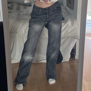 Lågmidjade Levis jeans  - Lågmidjade levis jeans, de är insydda och passar perfekt dig som har 36, de är långa på mig som är 161cm