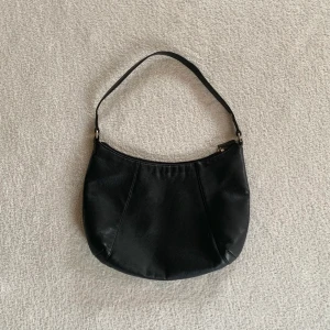 Axelväska - Svart mellanstor stilren axelväska med silverdetaljer, från märket Debenhams! Perfekt som liten skolväska 👜