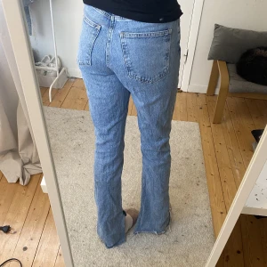 Blå jeans - Blå jeans från gina tricot med slits💙 Har aldrig använt så nytt skick! Jag är 168 lång som referens! ⭐️JUST NU ALLA JEANS PÅ MIN SIDA 95kr/STYCK⭐️