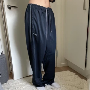 Y2k Nike trackpants  - Köpt secondhand. Tunna, sköna. 105 cm långa från midja till benslut 💙  
