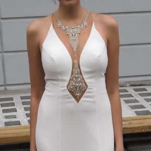 Unik vit balklänning - Nypris 5000 kr, från Jovani. Säljer nu min fantastiska balklänning med urringning som är dekorerad med pärlor och smycken. Absolut -inte- billigt gjort utan väldigt hög kvalitet. Använd 1 gång, kemtvättad och handtvättad, ser 100% som ny ut. Fråga på!