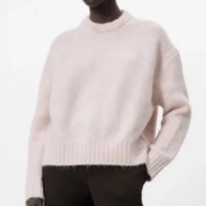 Stickad tröja  - En jättefin ljusrosa stickad tröja från Zara i en oversized modell💕Går inte att köpa på hemsidan längre och säljer då den inte kommer till användning🤍 