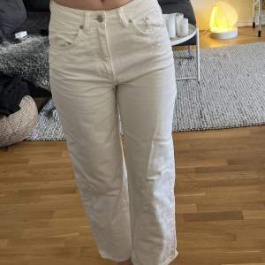 Vita sköna jeans från NA-KD. Lite högre än lågmidjade