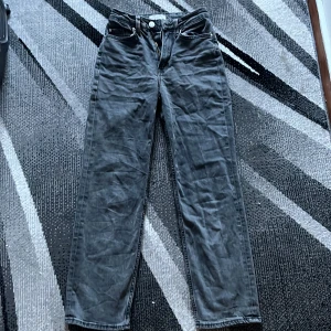 Jeans🤍 - Jag säljer ett par gråa jeans från H&M på grund av att dem är för små. använda några gånger men inga fläckar. ❤️