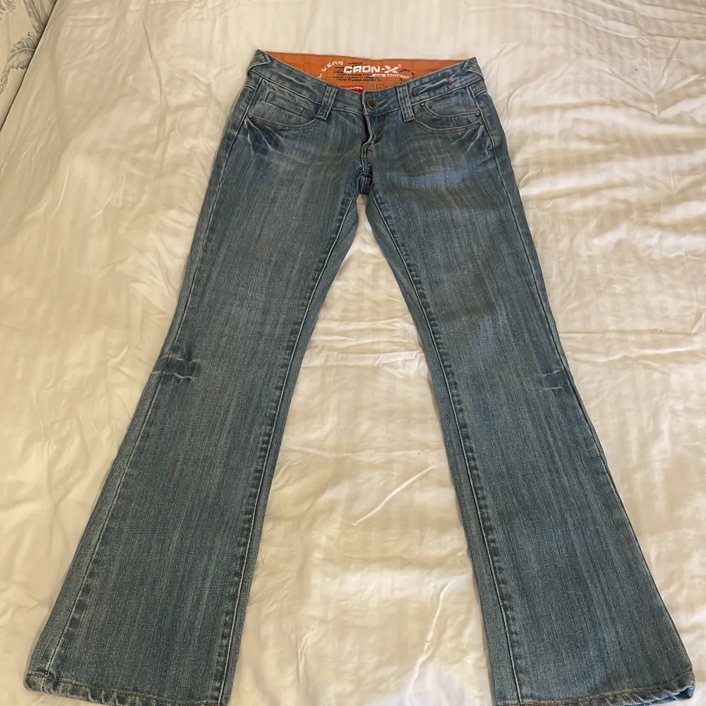 Lågmidjade jeans i storlek 32-34  Från cron-x. Perfekt längd för mig som är 166 men passar tyvärr inte i midjan på mig längre. . Jeans & Byxor.