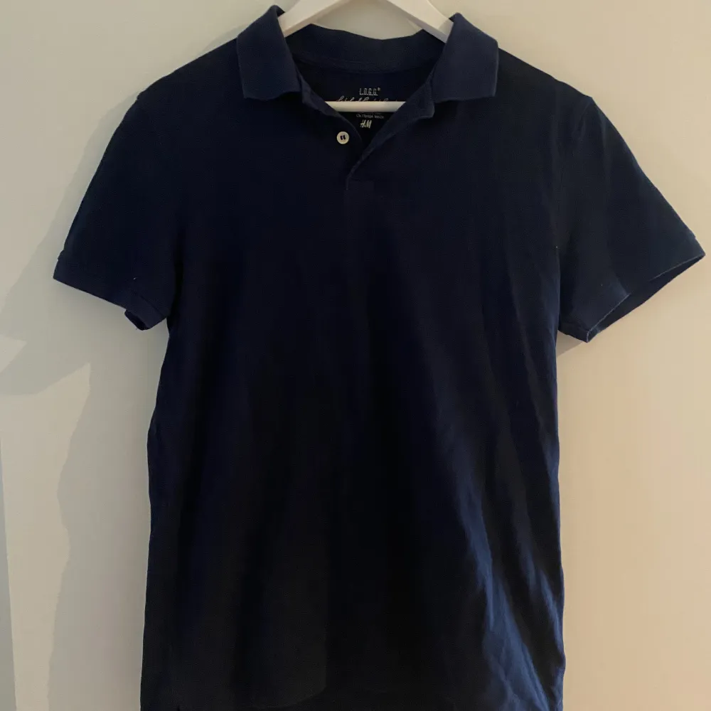 Polotröja från H&M i marinblått och storlek S. Använd några gånger men fortfarande i bra skick. Köpare står för frakt 🚚 . T-shirts.