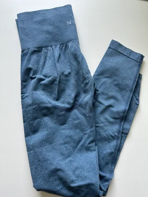 Tights från nvgtn - Träningstights från det populära märket nvgtn. Stretchiga och framhäver former. Fint skick, ordinarie pris 585