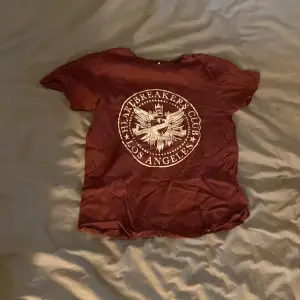 En vinröd t-shirt med tryck. Den är jättefin och använd upp till 3 gånger. Nypris 69kr