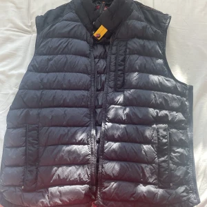 Parajumpers vest  - Säljer en parajumpers väst. Inga fel på den. Kan pruta ner lite vid snabb affär