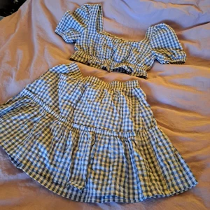 Rutigt 2 delat set - Sommrigt rutigt kjol & topp set från nakd  Perfekt till midsommar och 100% bomull  St 36 men passar både s/m pga stretch i midjan 