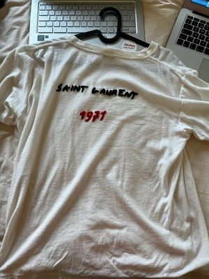 Saint Laurent t-shirt - Storlek S! Använd ett fåtal gånger  Köpt begagnad