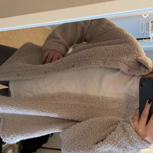 Jacka  - Jätte fin Teddy jacka! Väldigt bra skick!🤎