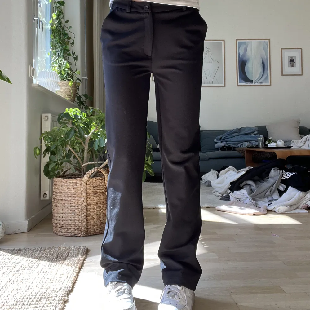 Säljer att par svarta kostymbyxor. Använt 1-2 gånger men upptäckte att dom var lite stora. Tvättar innan jag postar, nypris 450kr.. Jeans & Byxor.