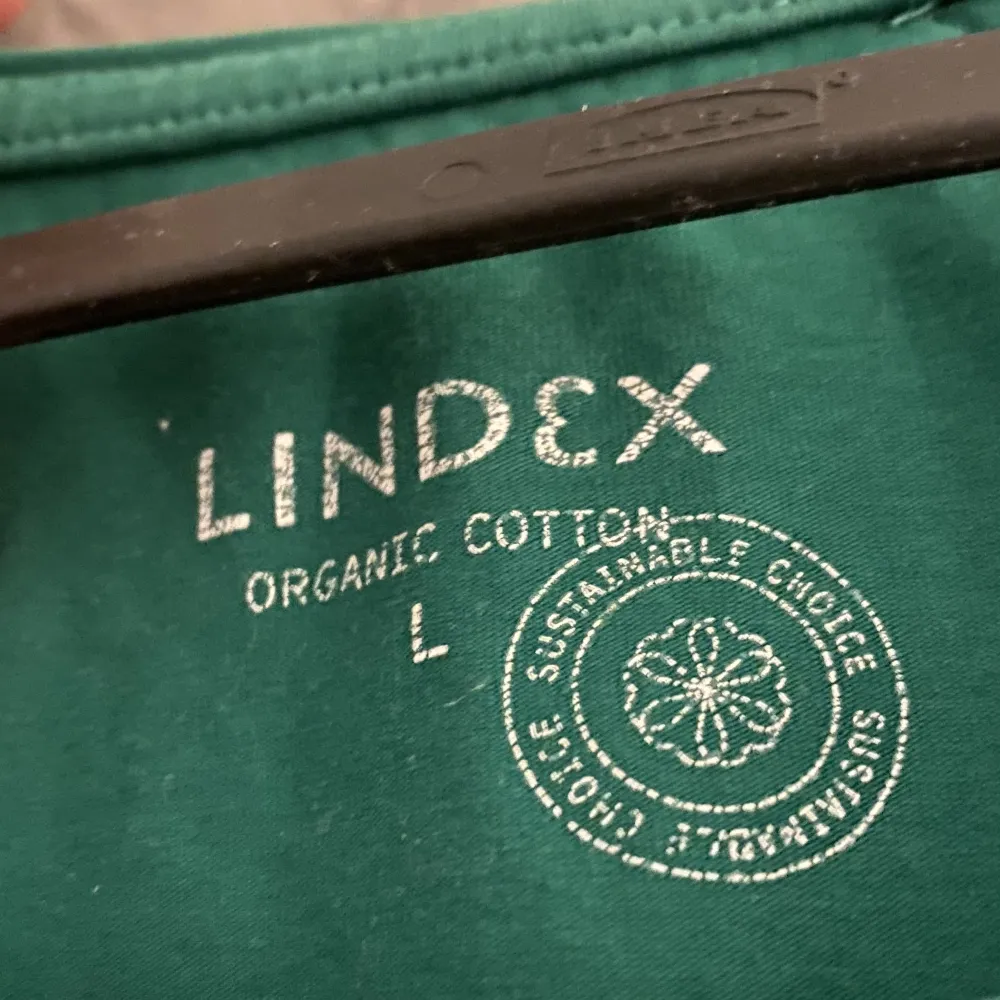 Skit snygg tröja ifrån Lindex 🌸 säljer för att jag inte längre använder den! Den är i storlek L men funkar som M oxå🙏🏼. Toppar.