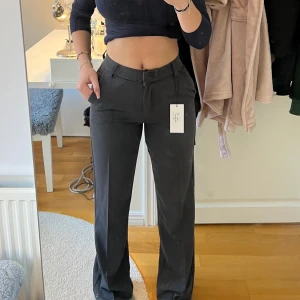 Design By Si kostymbyxor  - Säljer nu mina jättefina oanvända gråa kostymbyxor från Design By Si. Detta då de är för långa o lite tighta i midjan. Frakten står köparen för🥰🥰