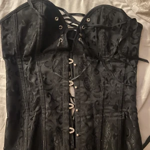 Korsett☠️💕 - Så grymt fin korsett! Säljer för att den är lite liten på mig tyvärr💕 St XS  120 kr+frakt (29 kr)