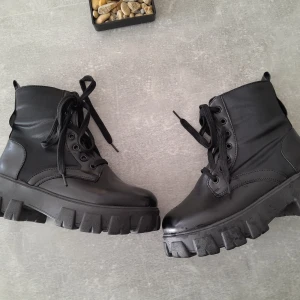 Boots - Gott skick utöver några mindre märken efter att en katt klöst lite där fram på ena skon