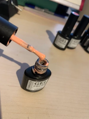 Gele - En nyans av orange, väldigt fin om man vill hålla naglarna simpelt🧡🧡använd ett pr gånger, men mer av hälften är kvar i produkten. 