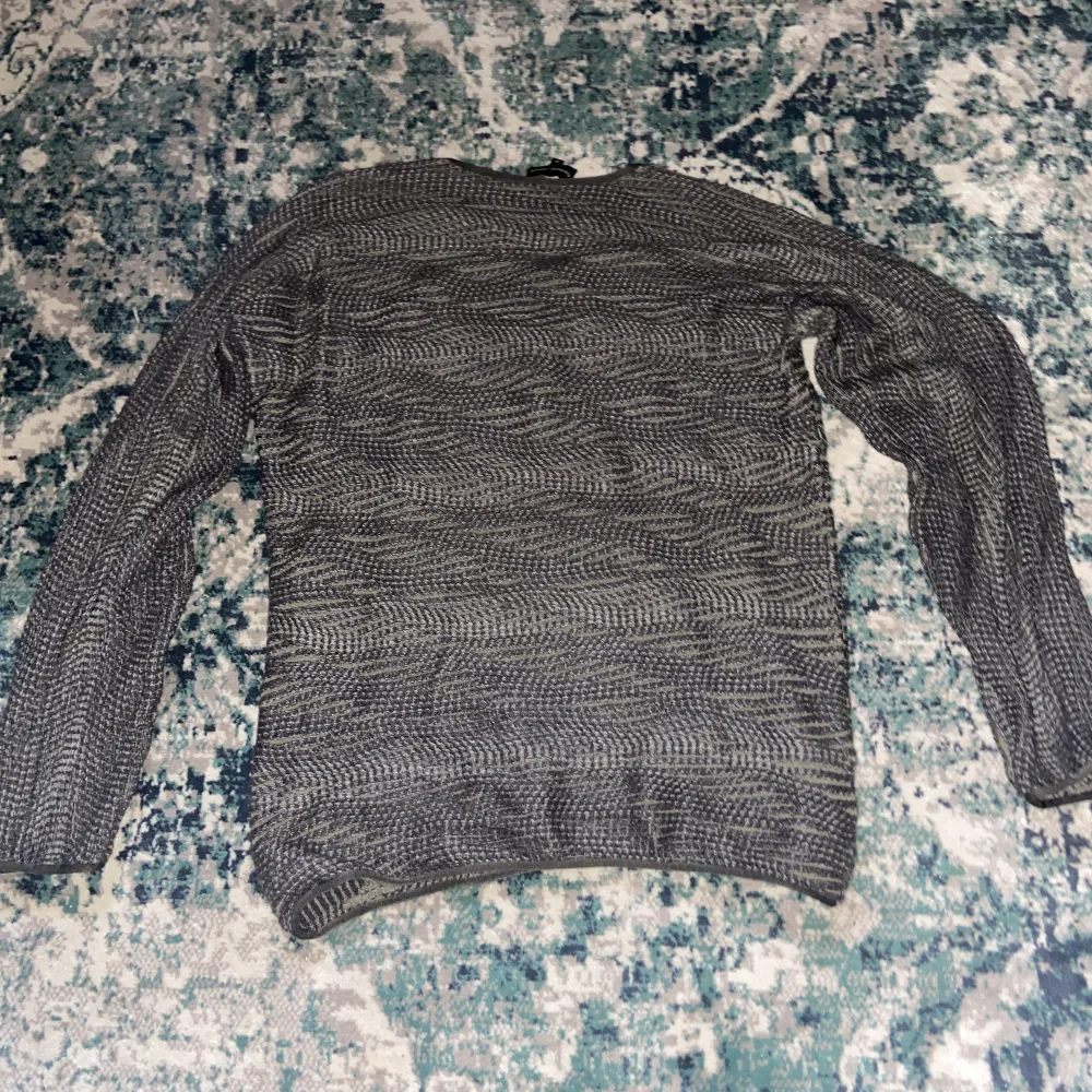 Skitfin Armani sweatshirt gjord av cashmere. Sval och skön tröja perfekt till en sommarkväll. Tröjor & Koftor.