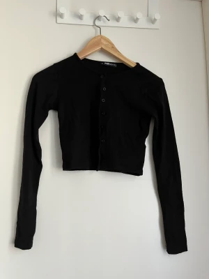 Kofta New Yorker - Tunnstickad svart kofta från New Yorker Stl XS Djur-/rökfritt hem