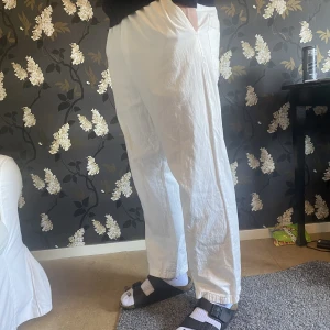 Vita linnebyxor från zara - Vita linnebyxor från zara som tyvärr inte kommer till användning längre 