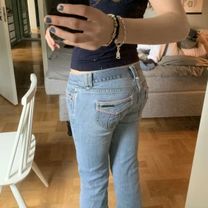 Jeans  - Söta lågmidjade jeans med coola detaljer 💗