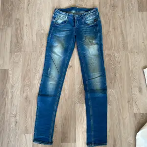Jättesnygga skinny jeans från G-star. Stl 24-32. 1,5%elastan. Tyvärr för små för mig nu. 