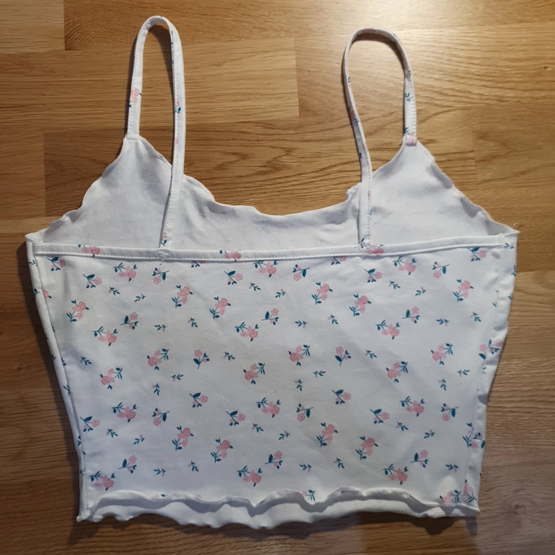 Vit blommig croptop - 91
