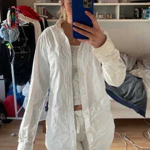 Vit skjorta - Skriv om du är intresserad så kan vi diskutera pris, frakt och så vidare😊 Bara att skriva om du vill ha fler bilder
