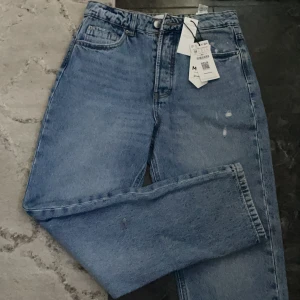 Mom jeans  - Från asos i Stl M helt nya sjukt dina men för stora på mig. 
