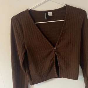 Kofta  - Jätte gullig kofta från H&M i vintage stil. Storlek s