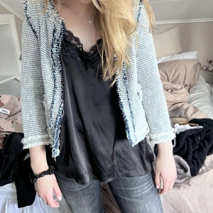 Trekvartsjacka - Sååå fin trekvarts jacka nu till sommaren/våren!! Funkar även som en kofta 