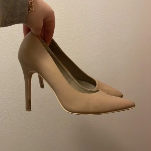 Puder rosa skor - Nude rosa skor från Nelly  Använda men i bra skick 